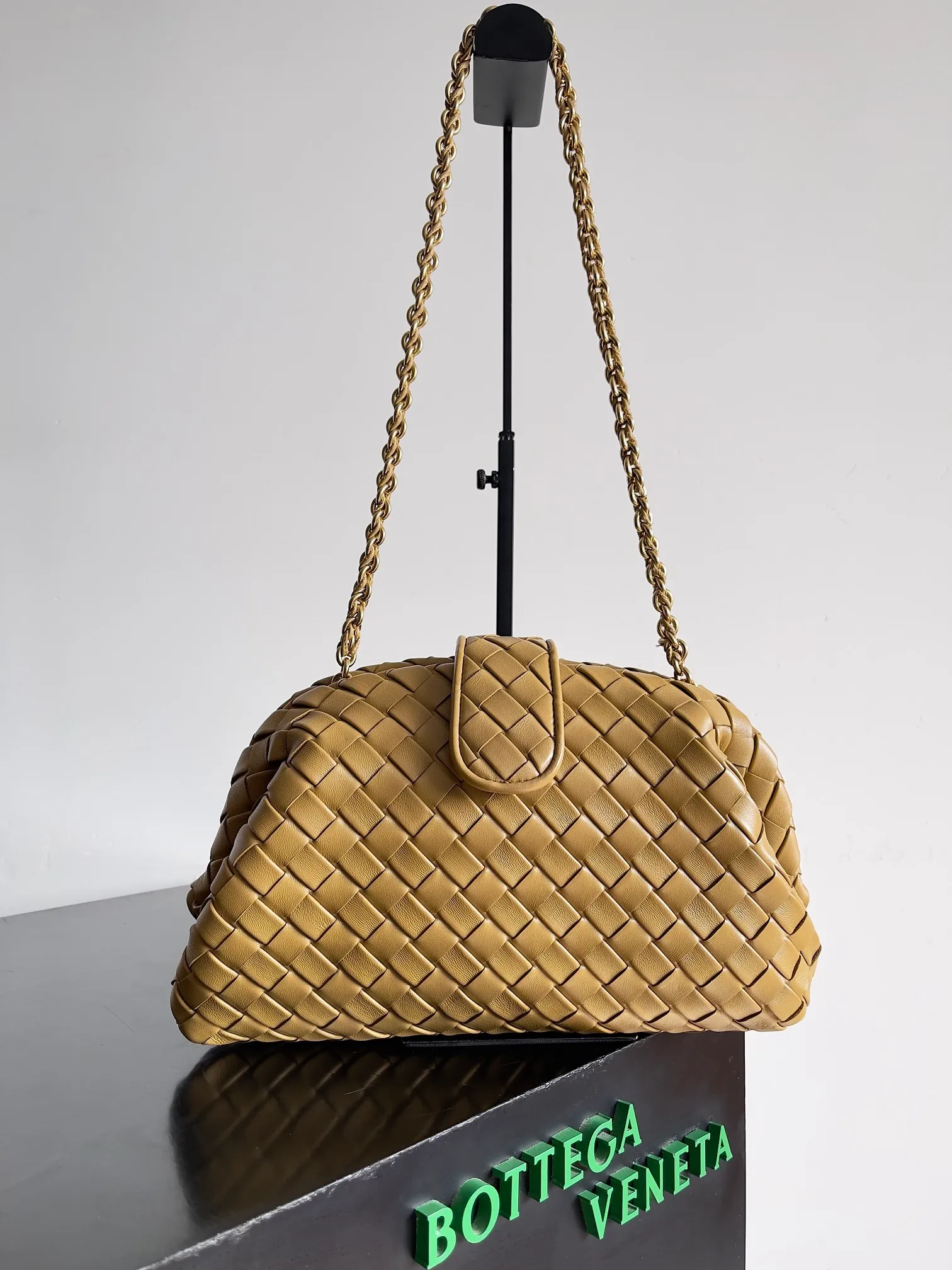 Batch 2260 BOTTEGA VENETA Lady's LAUREN CLUTCH Chain Clutch was inspired by 40 years ago. It is a perfect fusion of classic and modern bags. It is effortless and fashionable for any occasion and at any time. The newly added detachable metal chain allows people to have more ways to carry it. It is grand and elegant. Style No.: 785807 Size: 31.5*16.5*11cm